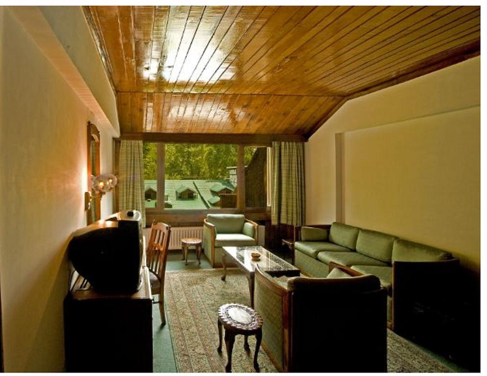Hotel Broadway Srīnagar Szoba fotó